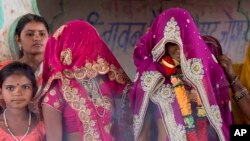 Dua perempuan usia muda siap menjalani pernikahan di sebuah Kuil Hindu di dekat Rajgarh, negara bagian Madhya Pradesh, India (foto: dok).