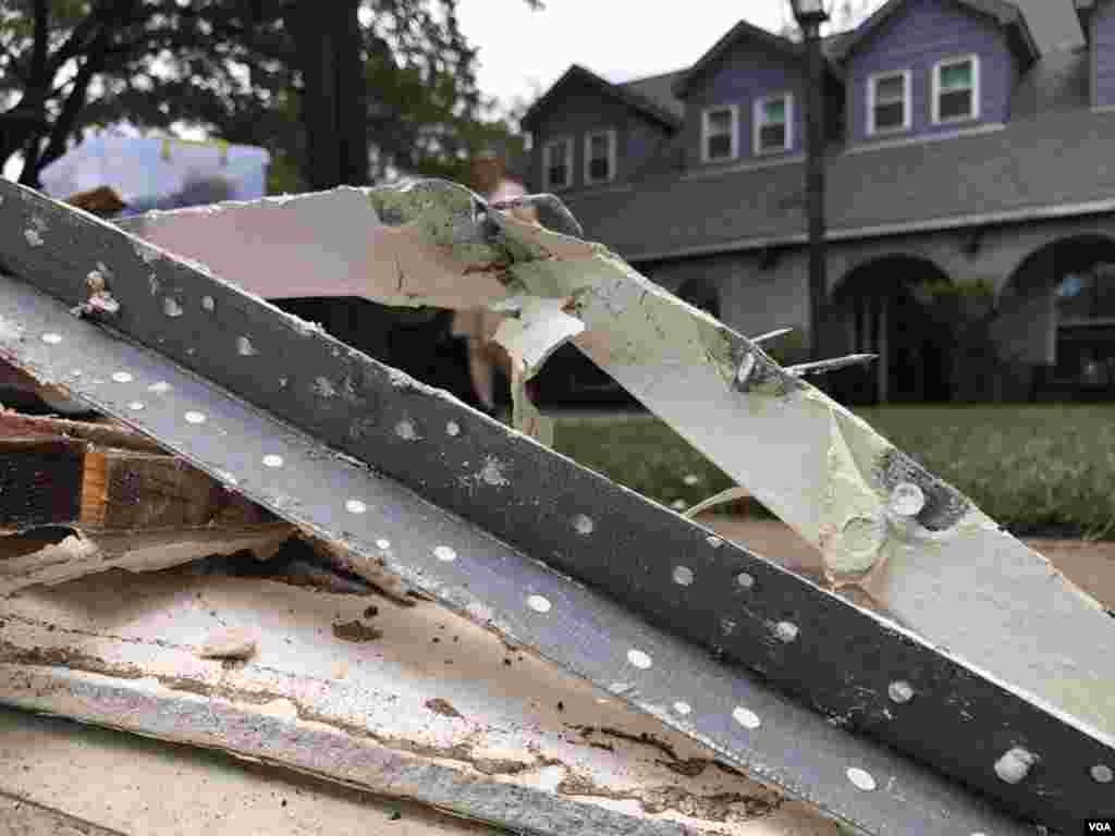 Restos de partes de una vivienda descansan en la vereda, al iniciar los propietarios el proceso de reconstrucción tras las inundaciones de la tormenta tropical Harvey, en Houston, Texas.