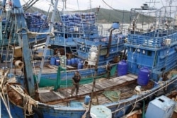 Policías tailandeses realizan una inspección de un barco de pesca en Songkhla, en el sur de Tailandia. Diciembre 23, 2015.