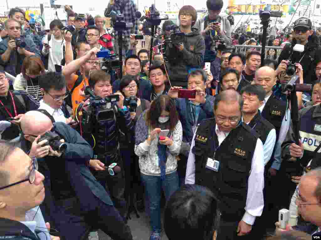 高等法院執達主任在金鐘中信大廈展開清理障礙物行動(美國之音海彥拍攝)