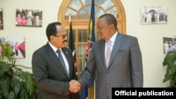 Rais Uhuru Kenyatta (kulia) na Rais Mohamed Abdullahi Farmaajo