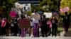 Para fans penyanyi pop Britney Spears berdemo saat sidang perwalian atau konservatori artis itu di Gedung Pengadilan Stanley Mosk, di Los Angeles, California, Selasa, 27 April 2021. (Foto: Mario Anzuoni/Reuters)