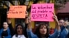 La gente participa en una manifestación frente a la sede del Tribunal Electoral en la ciudad de Guatemala el 12 de julio de 2023.
