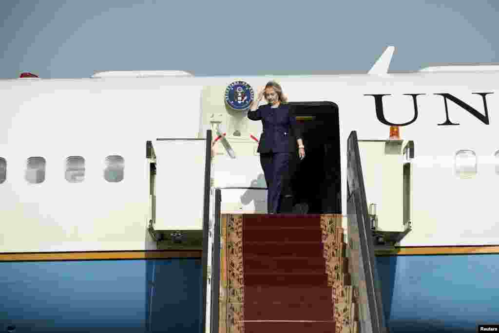 Clinton inauguró un nuevo consulado general en la segunda ciudad de egipto, aljandría. A la entrada en el complejo tuvo quye soportar los gritos de decenas de manifestantes que se quejaban por su visita.