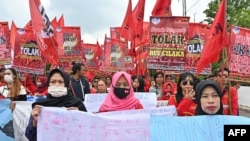 Para buruh perempuan ikut dalam aksi protes untuk menolak Omnibus Law di Jakarta (Foto: AFP/Adek Berry)
