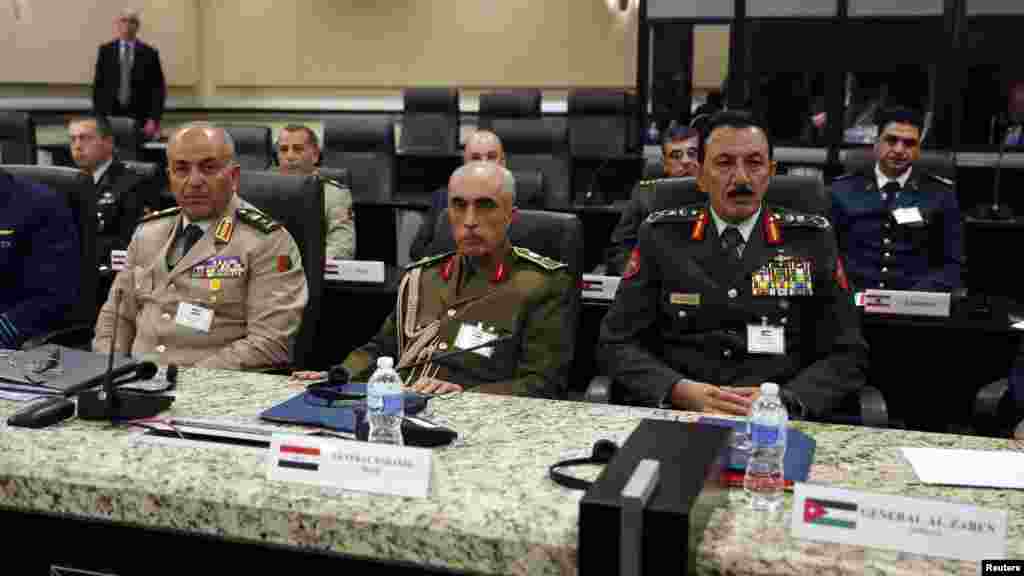 از چپ، نماينده مصر ژنرال محمود حجازی، نماينده عراق ژنرال بابکر زيباری و نماينده اردن ژنرال مشعل الزابن در نشست بيش از ۲۰ کشور عضو ائتلاف عليه «دولت اسلامی» شرکت کردند.