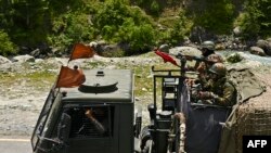 Tentara India berkonvoi di jalan raya menuju Leh, yang berbatasan dengan China, di Gagangir, 17 Juni 2020. (Foto: AFP). 