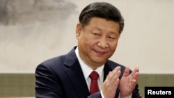 中国国家主席习近平和新政治局常委在人民大会堂与记者见面并发表讲话 (2017年10月25日)