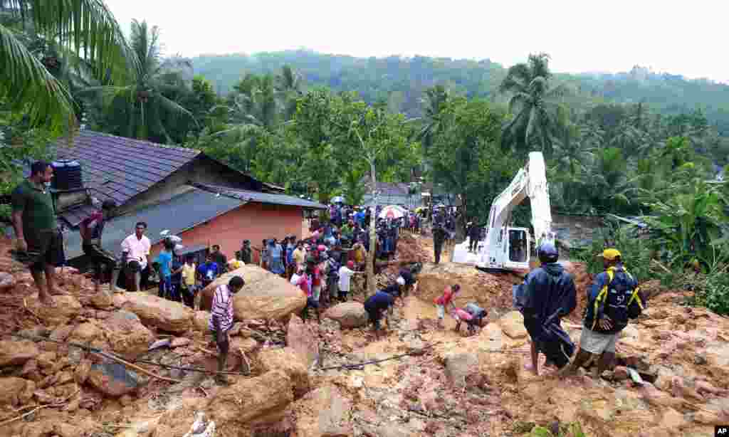 Militer Sri Lanka melakukan operasi penyelamatan setelah bencana tanah longsor melanda desa Bellana di Kalutara, Sri Lanka.