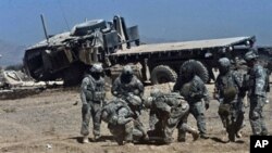Tentara NATO di Afghanistan (foto: dok). Empat tentara tewas hari Minggu akibat serangan "orang dalam" di bagian selatan Afghanistan. 