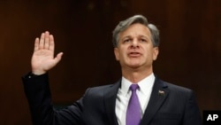 បេក្ខជន​ឈរឈ្មោះជានាយក FBI ថ្មីលោក Christopher Wray ស្បថ​នៅ​វិមាន​សភា Capitol Hill រដ្ឋធានីវ៉ាស៊ីនតោន​កាល​ពីថ្ងៃទី១២ កក្កដា ២០១៧។