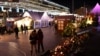 Orang-orang di pasar Natal di Berlin, Jerman, pada 21 Desember 2019. (Foto: REUTERS/Annegret Hilse)