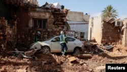 Picha hii inaonyesha wakoaji wa Misri wakiendelea kutafuta miili baada ya mafuriko yaliyoukumba mji wa Libya wa Derna, Septemba 21, 2023.