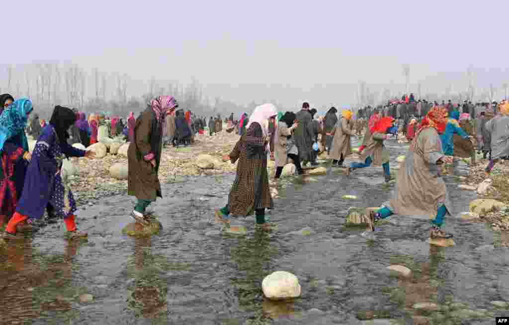 អ្នកភូមិ Kashmiri បានមកដល់ពិធីបុណ្យសពយោធាម្នាក់ឈ្មោះ Tanveer Ahmed និង Ruby Jan នៅភូមិ Batmurran Kellar ស្រុក Shopian។