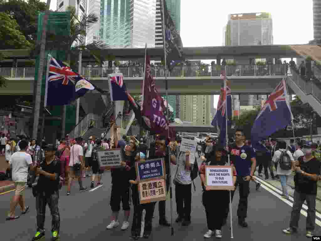 數萬港人參加七一大游行誓言守護香港(美國之音海彥拍攝)