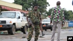 Seorang tentara Burundi mengamankan ibukota Bujumbura pasca serangan maut terhadap sebuah bar di sana Minggu 8/11 (foto: dok).
