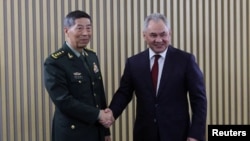 正在莫斯科訪問的中國國防部長李尚福2023年8月15日與俄羅斯國防部長謝爾蓋·紹伊古會晤。（俄羅斯國防部照片）