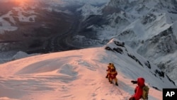Dua pendaki tengah berupaya menuju puncak gunung Everest di pegunungan Himalaya (Foto: dok). 
