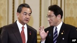 王毅(左)與日本外相岸田文雄(右)[資料圖片]