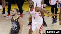 Stephen Curry des Golden State Warriors et Chris Paul des Houston Rockets à Oakland, Californie, le 22 mai 2018. 