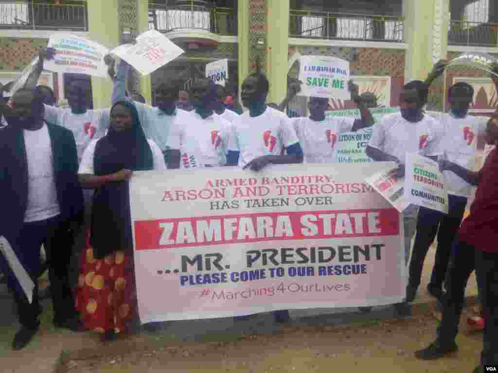 Gamayyar kungiyoyi masu zaman kansu da wasu kungiyoyin matasa sun yi zanga zangar lumana a birnin Zamfara, Gusau, kan yawan garkuwa da kashe kashen mutane da ake yi a Jihar. 