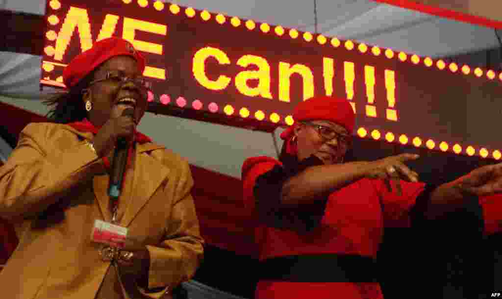Delegasi dari Movement for Democratic Change (MDC) termasuk Wakil Presiden Thokosani Khupe (kanan) menari saat upacara pembukaan resmi konfrensi MDC yang akan berkangsung tiga hari di Harare.