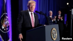 Presiden AS Donald Trump diberi aplus oleh Wakil Presiden Mike Pence dan Ketua DPR Paul Ryan saat berbicara dalam retret fraksi Partai Republik di Philadelphia (26/1). (Reuters/Jonathan Ernst)