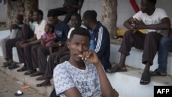 Para pengungsi Sudan, yang melarikan diri dari konflik antara pasukan yang setia pada pemerintahan dukungan internasional dan pasukan yang mendukung Khalifa Haftar, duduk di sebuah sekolah di ibu kota Libya, Tripoli, 24 April 2019.
