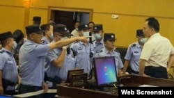 中國法學家徐昕在包頭法庭上遭法警吼叫 （李永恆律師微博圖片 ）
