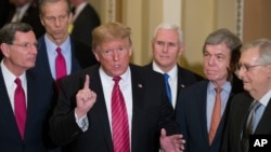 Donald Trump rodeado de legisladores republicanos (Foto de Arquivo)
