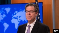 美國負責國際宗教自由事務的無任所大使薩姆•布朗貝克(Sam Brownback)指中共無權決定達賴喇嘛繼任者。