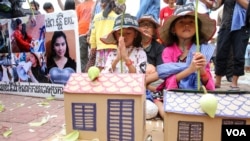 រូបឯកសារ៖ ការ​ប្រារព្ធ​ទិវា​សិទ្ធិ​លំនៅស្ថាន​ពិភព​លោក​លើក​ទី៣១​ ដើម្បី​សំដែង​ការ​មិន​ពេញ​ចិត្ត​ចំពោះ​ការ​រំលោភ​សិទ្ធិ​លំនៅស្ថានរបស់​ពួក​គេ ​នៅឯ​ទីលាន​ប្រជាធិបតេយ្យ​ កាល​ពី​ថ្ងៃ​ទី​១០ ខែតុលា​ ឆ្នាំ​២០១៦។​ (ហ៊ាន សុជាតា/VOA) 