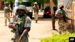 Tentara Nigeria berpatroli di Maiduguri, Nigeria (Foto: dok). Niger, Nigeria, Chad, Kamerun dan Benin berencana mengerahkan 8.750 tentara untuk memerangi kelompok militan yang telah membunuh ribuan orang itu, sejak mereka melancarkan pemberontakan pada tahun 2009.