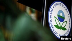 Logo Badan Perlindungan Lingkungan Hidup AS (The U.S. Environmental Protection Agency/EPA) di kantor EPA, Washington, 11 Juli 2018. 