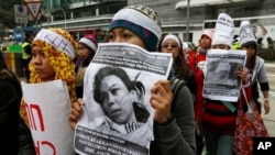 Para pekerja domestik dan pendukungnya dalam sebuah protes melawan kekejaman terhap pembantu rumah tangga di Hong Kong. (Foto: Dok)