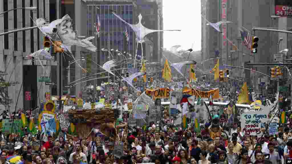 Para demonstran Pawai Iklim Rakyat di New York City (21/9). (AP/Jason DeCrow)