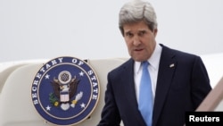 El secretario de Estado llega al aeropuerto de Stansted, cerca de Londres. Tras la reunión del G-8, Kerry viajará a Corea del Sur, China y Japón.