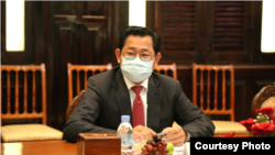 រូបឯកសារ៖ លោក កើត រិទ្ធ​​ រដ្ឋមន្ត្រី​ថ្មី​នៃ​ក្រសួង​យុត្តិធម៌​ ចូលរួមកិច្ចប្រជុំមួយជាមួយតំណាង​ការិយាល័យ​ឧត្តម​ស្នងការ​អង្គការ​សហ​ប្រជាជាតិ​ទទួល​បន្ទុក​សិទ្ធិ​មនុស្ស​ប្រចាំ​កម្ពុជា នៅ​ក្រសួង​យុត្តិធម៌​ រាជធានីភ្នំពេញ កាលពីថ្ងៃ​ទី៧ ខែឧសភា​​ ឆ្នាំ២០២០។ (រូបថតដោយក្រសួងយុត្តិធម៌)