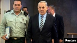 Israel's Prime Minister Benjamin Netanyahu (R) arrives to the weekly cabinet meeting in Jerusalem, Jan. 5, 2014. 