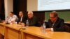 Učesnici tribine "Srbija u simulakrumu evrointegracija" koja je u okviru serijala "Nije filozofski ćitati" održana na Filozofskom fakultetu u Beogradu, 28. marta 2019. (VOA)