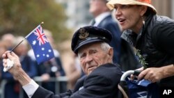 ARSIP - Seorang veteran berkusi roda hadir dalam parade Hari ANZAC, di Sydney, Jum’at, 25 April 2014, memperingati dirgahayu aksi militer besar-besaran yang pertama yang diikuti oleh militer Australia dan Selandia Baru dalam Perang Dunia Satu (foto: AP Photo/Rick Rycroft)