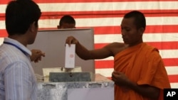 ព្រះសង្ឃ​មួយ​អង្គ​ចូល​រួម​ក្នុង​ការ​បោះឆ្នោត។