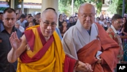 Pemimpin spiritual Tibet Dalai Lama (kiri) menyapa pendukungnya di Kuil Tsuglakhang di Dharmsala, India (7/9). (AP/Ashwini Bhatia) 