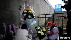 武漢居民在清明節祭奠已故的親人。（路透社2020年4月4日）