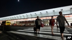 Pasajeros salen del aeropuerto Dulles International de Virginia, que sirve el área de Washington.
