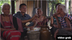 រូបភាពដកស្រង់ចេញពីវីដេអូឯកសាររបស់អង្គកាសង្រ្គោះសត្វព្រៃ «កុលសម័្ពន្ធយើង បេតិភ័ណ្ឌយើង» បង្ហាញពីលោកយាយចំណាស់ដែលសាក់ចង្ការកំពុងអង្គុយជាក្រុម។