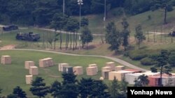 28일 오후 경북 성주 주한미군 사드 기지에 미군 장비가 놓여 있다. 이날 한국 국방부는 사드 기지에서 진행해온 소규모 환경영향평가 이외 일반 환경영향평가도 실시할 것이라고 발표했다.