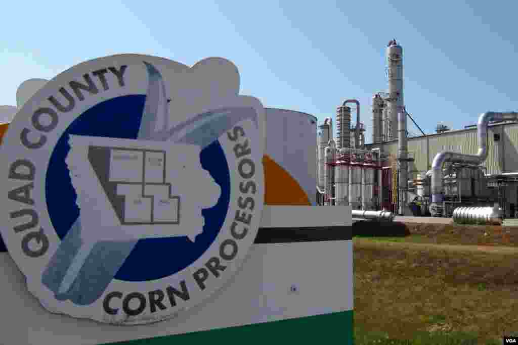 The ethanol plant in Galva, Iowa turns corn into auto fuel. (Steve Baragona/VOA)