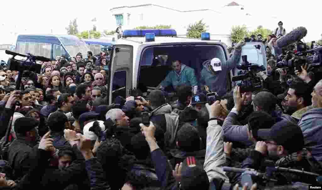 著名的突尼斯反对派政治活动人士贝莱德2013年2月6日在突尼斯被枪杀之后,被抬上救护车。
