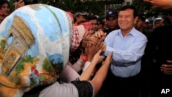 Cambodia National Rescue Party Deputy President Kem Sokha greets supporters during a rally in Phnom Penh, file photo. 